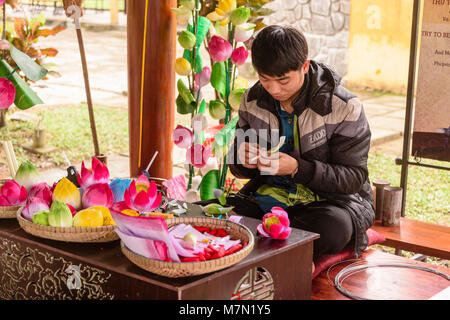 Un uomo vietnamita rende la carta fiori di loto in tinta, Vietnam. Foto Stock