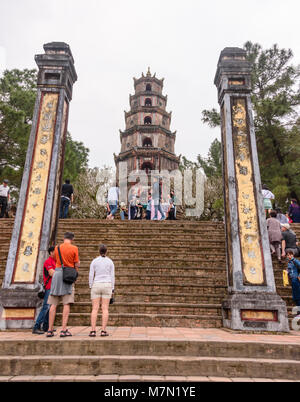 Thiên Chùa Mụ (Pagoda della signora celeste, chiamato anche Linh Mụ Pagoda) , Hue, Vietnam. La sua iconica con sette piani pagoda è considerata come il simbolo non ufficiale della città.] Foto Stock