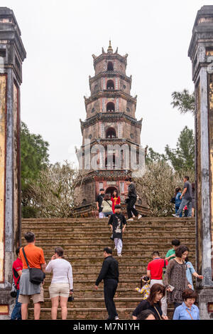 Thiên Chùa Mụ (Pagoda della signora celeste, chiamato anche Linh Mụ Pagoda) , Hue, Vietnam. La sua iconica con sette piani pagoda è considerata come il simbolo non ufficiale della città.] Foto Stock