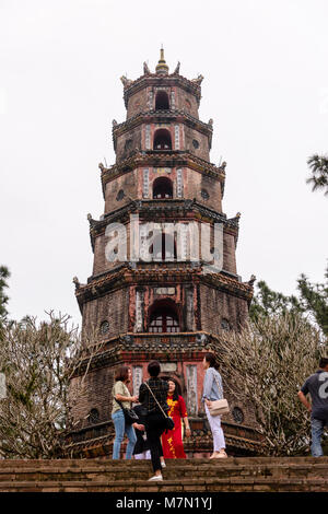 Thiên Chùa Mụ (Pagoda della signora celeste, chiamato anche Linh Mụ Pagoda) , Hue, Vietnam. La sua iconica con sette piani pagoda è considerata come il simbolo non ufficiale della città.] Foto Stock