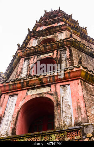 Thiên Chùa Mụ (Pagoda della signora celeste, chiamato anche Linh Mụ Pagoda) , Hue, Vietnam. La sua iconica con sette piani pagoda è considerata come il simbolo non ufficiale della città.] Foto Stock