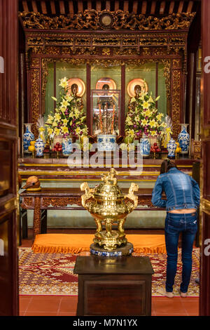 Altare in un tempio buddista con offerte di frutta, Chùa Thiên Mụ (Pagoda della signora celeste, chiamato anche Linh Mụ Pagoda) , Hue, Vietnam. Foto Stock