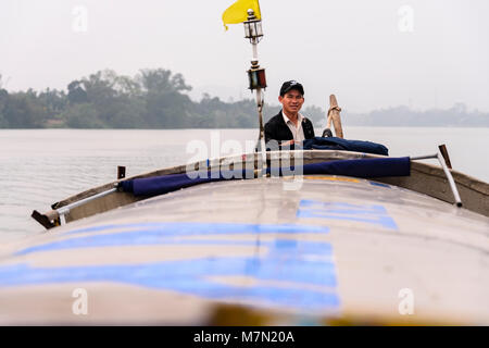 Un uomo manzi un dragon boat che possono essere noleggiate dai turisti in barca a vela sul Fiume Perfume, tonalità, Vietnam Foto Stock