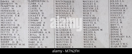 Alcune delle migliaia di nomi britannici inscripted nelle pareti bianche del Flanders Fields Ypres Menin Gate Memoriale di guerra Foto Stock