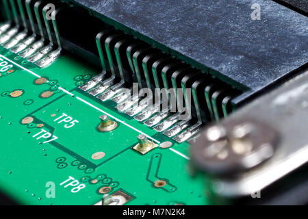 Vista dettagliata del calcolatore verde della scheda madre, gli elementi elettronici e il circuito Foto Stock