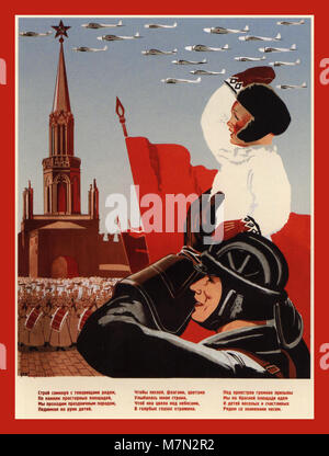 1930 Pre-War Vintage propaganda russa poster 1937. Illustra un soldato con in mano una giovane russa bambino con accumulato le forze militari in preparazione della guerra Foto Stock