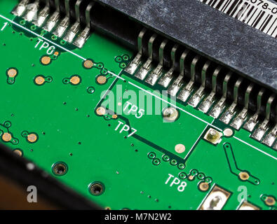 Vista dettagliata del calcolatore verde della scheda madre, gli elementi elettronici e il circuito Foto Stock