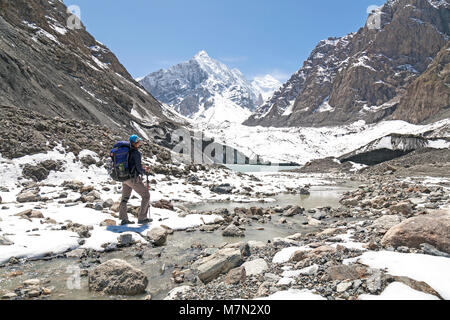 Femmina solitario escursionista nel Tien Shan montagne in Kirghizistan Foto Stock