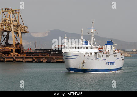 Piombino (Toscana, Italia), traghetto per l'Isola d'Elba Foto Stock