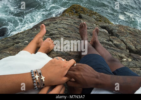 Vista dall'alto su mani di appena una coppia sposata. Nessun volto. Foto Stock