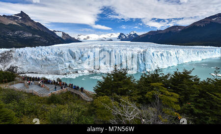 I turisti prendere in vista del ghiacciaio Perito Moreno in Patagonia, Argentina Foto Stock