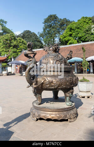 Un altare nel quarto cortile , il Tempio della Letteratura, Quoc Giam Tu, Hanoi, Vietnam Foto Stock