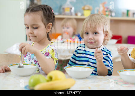 I bambini hanno il pranzo in centro diurno Foto Stock