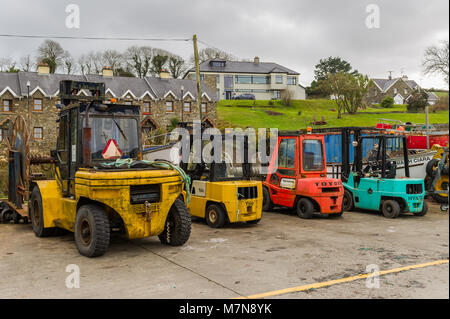 Carrelli elevatori allineati al molo di Union Hall Fishing Port, West Cork, Irlanda. Foto Stock