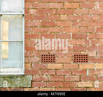 Due decorativo sfiati di aria situato entro i mattoni rossi Cottage davanti a Letham Grange Golf in Arbroath, Scozia. Foto Stock