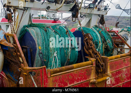 Le reti da pesca su di un peschereccio da traino commerciale ormeggiata in unione Hall, Clontaff, County Cork, Irlanda. Foto Stock