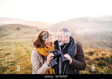 Coppia senior in una passeggiata in un autunno natura. Foto Stock