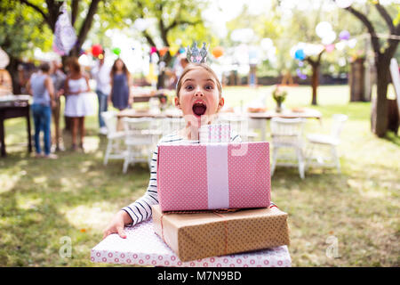 Festa in famiglia o un party in giardino al di fuori nel cortile. Foto Stock