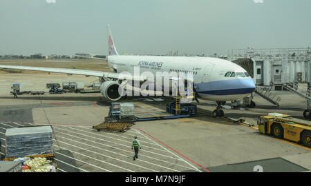 A Saigon, Vietnam - Mar 9, 2016. Airbus A330 della China Airlines docking all'Aeroporto Tan Son Nhat (SGN) a Saigon (Ho Chi Minh, Vietnam. Foto Stock