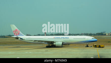 A Saigon, Vietnam - Mar 9, 2016. Airbus A330 della China Airlines su pista all'Aeroporto Tan Son Nhat (SGN) a Saigon (Ho Chi Minh, Vietnam. Foto Stock