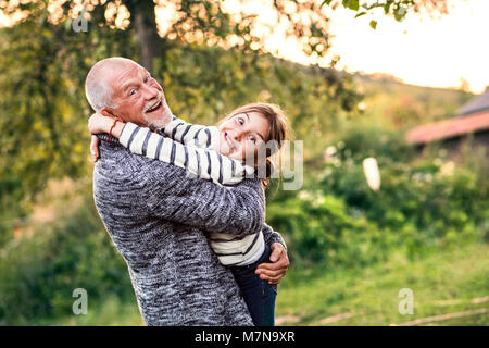 Nonno dando il suo nipote di un abbraccio. Foto Stock