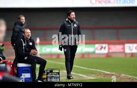 Il capo allenatore di Crawley Harry Kewell durante la partita Sky Bet League 2 tra Crawley Town e Morecambe allo stadio Checkatrade di Crawley. 10 marzo 2018 - solo per uso editoriale. Nessuna merchandising. Per le immagini di calcio si applicano restrizioni fa e Premier League inc. Nessun utilizzo di Internet/mobile senza licenza FAPL - per i dettagli contattare Football Dataco Foto Stock