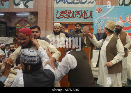 Il pakistan ex Primo Ministro e Lega Musulmana (PML-N) leader supremo, Nawaz Sharif indirizzi durante il ventesimo Mufti Muhamad Hussain Naeemi Seminario e 9 Urs annuale cerimonia di Hazrat Maulana Sarfaraz Ahmed Naeemi tenutosi a Naeemia Jamia a Lahore. Amministrazione detiene il pirata informatico che scagliò una mostra a ex primo ministro Nawaz Sharif davanti al suo indirizzo durante il ventesimo Mufti Muhamad Hussain Naeemi Seminario e 9 Urs annuale cerimonia di Hazrat Maulana Sarfaraz Ahmed Naeemi tenutosi a Naeemia Jamia in Garhi Shahu. La polizia pakistana hanno detto di aver arrestato i tre Le Mans e il suo complice per il thr Foto Stock