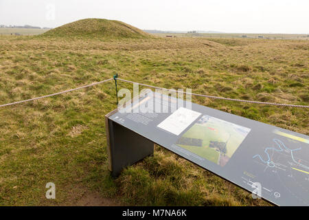 Età del Bronzo tumuli noto come Cursus carriole, Stonehenge, Wiltshire, Inghilterra, Regno Unito Foto Stock