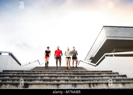 I giovani nella città correre giù per le scale. Foto Stock