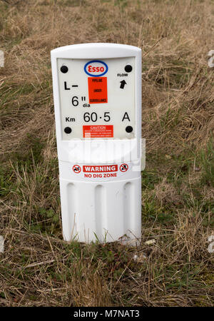 In prossimità di esso gas pipeline sotto sorveglianza avviso di marcatore di no dig zona, Salisbury Plain, Wiltshire, Inghilterra, Regno Unito Foto Stock