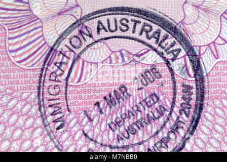 Australia immigrazione timbro di entrata sulla pagina interna di un passaporto. Foto Stock