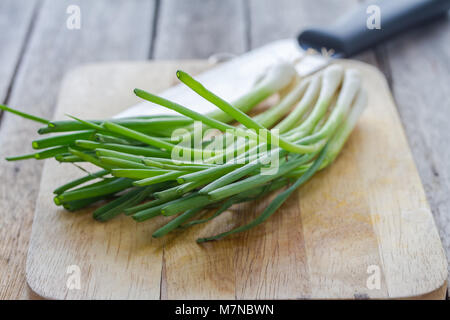 Erba cipollina su una superficie in legno Foto Stock