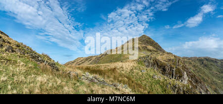 Il picco di montagna chiamato Cnicht vicino Croesor nel parco nazionale di Snowdonia, il Galles del Nord. Foto Stock