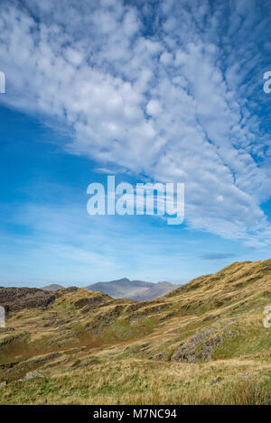 Il grande blu cielo sopra le montagne del Parco Nazionale di Snowdonia, il Galles del Nord. Vista verso il Monte Snowdon da Croesor. Foto Stock