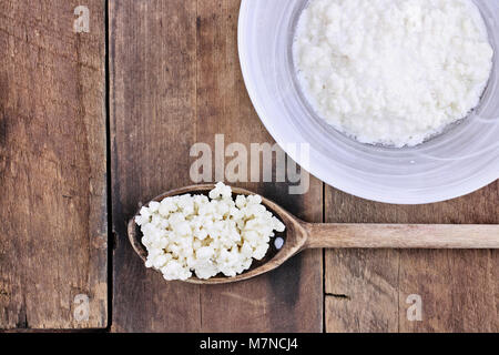 Fresco di grani Kefir e siero di latte. Il Kefir è uno dei top salute alimenti disponibili fornendo potenti probiotici. Si tratta di colture di lieviti e batteri usano t Foto Stock