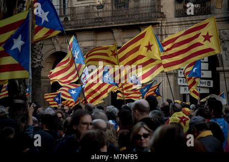 Barcellona, in Catalogna, Spagna. Undicesimo Mar, 2018. Migliaia di dimostrare a Barcellona strade impegnative alla attuazione del indipendenti Repubblica Catalana (non implementati grazie al governo spagnolo l'intervento) dopo gli ultimi risultati del referendum sul primo ottobre e le elezioni autonomiche tenutasi il 21 dicembre in cui il pro-indipendenza parti ha ottenuto la maggioranza assoluta. Credito: Jordi Boixareu/ZUMA filo/Alamy Live News Foto Stock