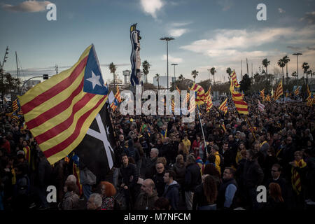 Barcellona, in Catalogna, Spagna. Undicesimo Mar, 2018. Migliaia di dimostrare a Barcellona strade impegnative alla attuazione del indipendenti Repubblica Catalana (non implementati grazie al governo spagnolo l'intervento) dopo gli ultimi risultati del referendum sul primo ottobre e le elezioni autonomiche tenutasi il 21 dicembre in cui il pro-indipendenza parti ha ottenuto la maggioranza assoluta. Credito: Jordi Boixareu/ZUMA filo/Alamy Live News Foto Stock