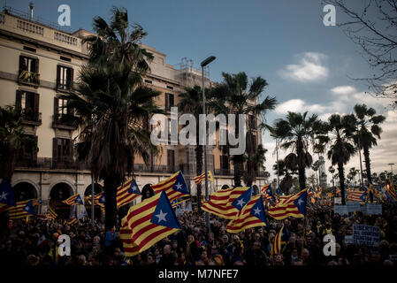 Barcellona, in Catalogna, Spagna. Undicesimo Mar, 2018. Migliaia di dimostrare a Barcellona strade impegnative alla attuazione del indipendenti Repubblica Catalana (non implementati grazie al governo spagnolo l'intervento) dopo gli ultimi risultati del referendum sul primo ottobre e le elezioni autonomiche tenutasi il 21 dicembre in cui il pro-indipendenza parti ha ottenuto la maggioranza assoluta. Credito: Jordi Boixareu/ZUMA filo/Alamy Live News Foto Stock