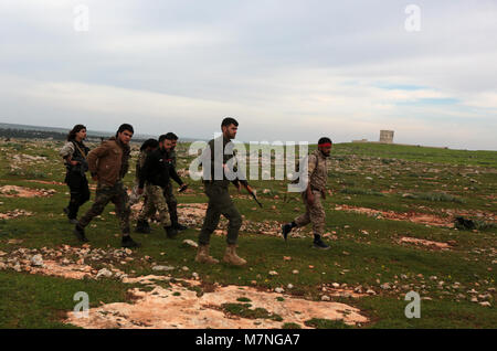 Afrin. Undicesimo Mar, 2018. Un gruppo di turco-backed libero esercito siriano fighters sono visti in avanzamento in Afrin, Siria settentrionale, il 11 marzo 2018. Il bagno turco e le forze alleate ribelli Siriani sono stati 4 km a nord-est del curdo-Afrin controllata della città nel nord della Siria, un gruppo di monitor riportati su Sabato. Credito: Xinhua/Alamy Live News Foto Stock