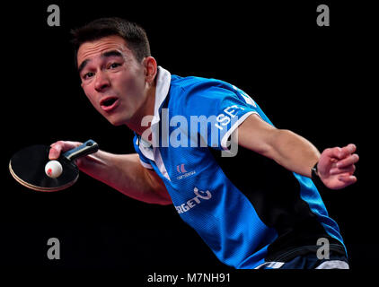 Doha. Undicesimo Mar, 2018. Hugo Calderano del Brasile serve durante gli uomini singoli match finale contro la ventola Zhendong della Cina al mondo ITTF Tour Platinum, Qatar aperto in Qatar capitale Doha il 11 marzo 2018. Hugo Calderano perso 0-4. Credito: Nikku/Xinhua/Alamy Live News Foto Stock