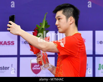 Doha. Undicesimo Mar, 2018. Ventilatore Zhendong della Cina prende un selfie durante la cerimonia di premiazione degli uomini singoli evento al mondo ITTF Tour Platinum, Qatar aperto in Qatar capitale Doha il 11 marzo 2018. Ventilatore Zhendong beat Hugo Calderano del Brasile 4-0 in finale. Credito: Nikku/Xinhua/Alamy Live News Foto Stock