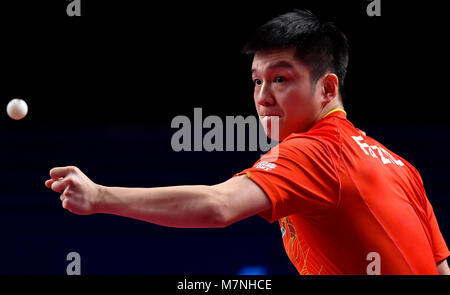 Doha. Undicesimo Mar, 2018. Ventilatore Zhendong della Cina restituisce la sfera durante gli uomini singoli match finale contro Hugo Calderano del Brasile a ITTF World Tour Platinum, Qatar aperto in Qatar capitale Doha il 11 marzo 2018. Ventilatore Zhendong ha vinto 4-0. Credito: Nikku/Xinhua/Alamy Live News Foto Stock