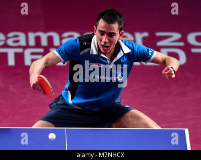 Doha. Undicesimo Mar, 2018. Hugo Calderano del Brasile restituisce la sfera durante gli uomini singoli match finale contro la ventola Zhendong della Cina al mondo ITTF Tour Platinum, Qatar aperto in Qatar capitale Doha il 11 marzo 2018. Hugo Calderano perso 0-4. Credito: Nikku/Xinhua/Alamy Live News Foto Stock