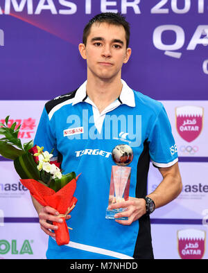 Doha. Undicesimo Mar, 2018. Hugo Calderano del Brasile partecipa alla cerimonia di premiazione degli uomini singoli evento al mondo ITTF Tour Platinum, Qatar aperto in Qatar capitale Doha il 11 marzo 2018. Hugo Calderano perso alla ventola Zhendong della Cina 0-4 in finale. Credito: Nikku/Xinhua/Alamy Live News Foto Stock