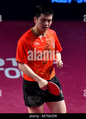 Doha. Undicesimo Mar, 2018. Ventilatore Zhendong della Cina reagisce durante gli uomini singoli match finale contro Hugo Calderano del Brasile a ITTF World Tour Platinum, Qatar aperto in Qatar capitale Doha il 11 marzo 2018. Ventilatore Zhendong ha vinto 4-0. Credito: Nikku/Xinhua/Alamy Live News Foto Stock