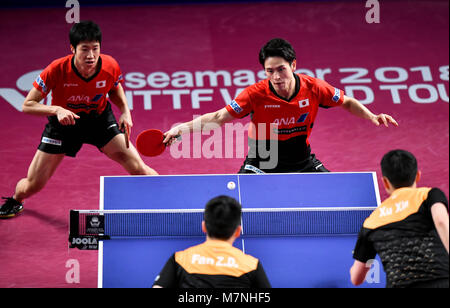 Doha. Undicesimo Mar, 2018. Mizutanio Jun (L) Oshima Yuya del Giappone competere durante l'uomo raddoppia la partita finale contro la ventola Zhendong e Xu Xin della Cina al mondo ITTF Tour Platinum, Qatar aperto in Qatar capitale Doha il 11 marzo 2018. Mizutanio Jun/Oshima Yuya ha perso 1-3. Credito: Nikku/Xinhua/Alamy Live News Foto Stock