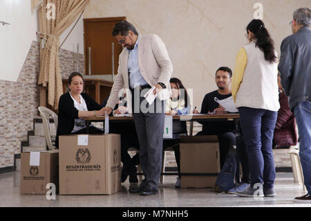 Bogotà. Undicesimo Mar, 2018. Candidato al senato del comune alternativa rivoluzionaria forza (FARC) Ivan Marquez (2 L) getta scrutinio durante le elezioni congressuali in corrispondenza di una stazione di polling a Bogotà il 11 marzo, 2018. Colombia domenica le elezioni per i membri del Congresso. Credito: COLPRENSA/Xinhua/Alamy Live News Foto Stock