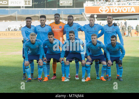 New York, Stati Uniti d'America. Undicesimo Mar, 2018.NYC FC a partire XI pone prima di regolare il gioco di MLS contro la galassia allo Yankee Stadium di New York ha vinto FC 2 - 1 Credito: lev radin/Alamy Live News Foto Stock