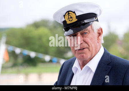 Archiviato - ARCHIVIO FOTO - 13 giugno 2016, Germania, Starnberg: Attore Siegried Rauch sorrisi nel suo ruolo di capitano su la popolare serie televisiva "come Traumschiff". Foto: Sven Hoppe/dpa Foto Stock