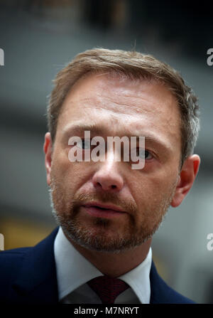 12 marzo 2018, Germania Berlino: Christian Lindner, presidente del Partito Democratico Libero (FDP), parla con i giornalisti circa la firma del grande accordo di coalizione da il partito socialdemocratico (SPD), il cristiano Unione Democratica (CDU) e dell'Unione sociale cristiana (CSU). Foto: Britta Pedersen/dpa Foto Stock